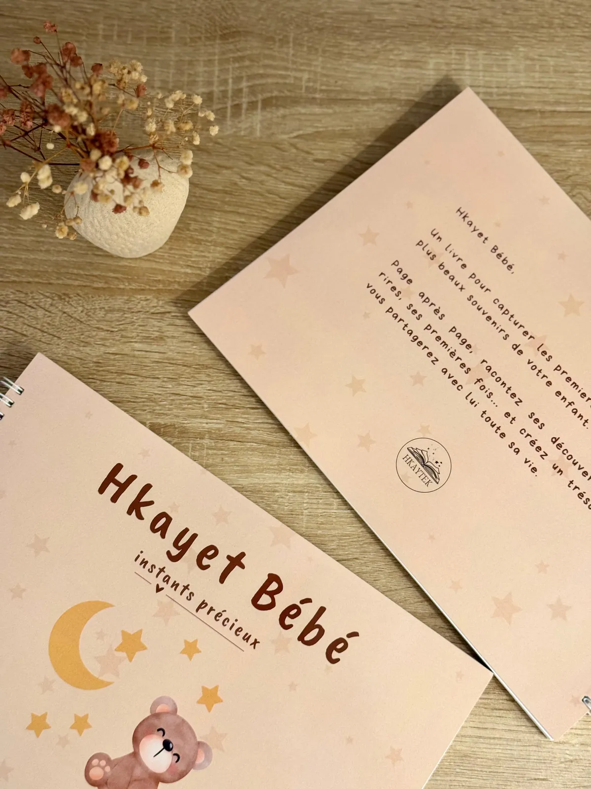 La couverture rose de Hkayet Bébé et son texte au dos