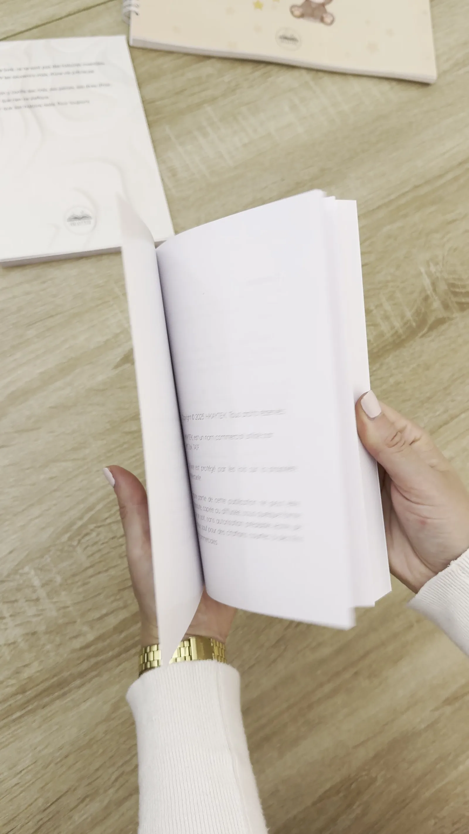 Les pages du livre défilant sous le pouce